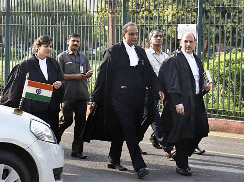 मुकुल रोहतगी अपने दल के साथ भारत के सर्वोच्च न्यायालय को छोड़ रहे हैं