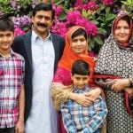 मलाला यूसुफजई अपने माता-पिता और दो भाइयों के साथ