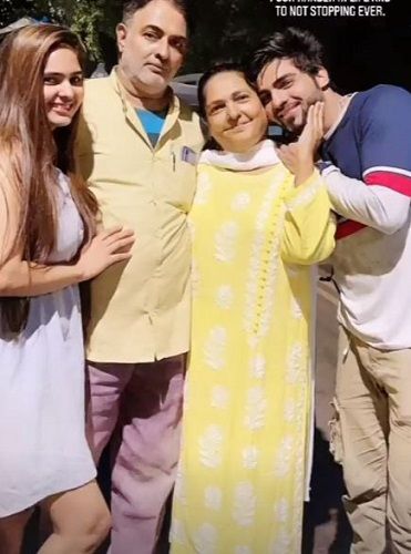 जुबिन शाह अपने माता-पिता और बहन के साथ
