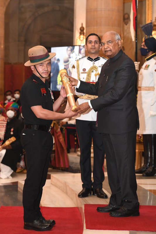 1652875339 448 Jitu Rai Shooter हाइट Weight उम्र पत्नी परिवार Biography राष्ट्रपति रामनाथ कोविंद से पद्मश्री प्राप्त करते जीतू राय