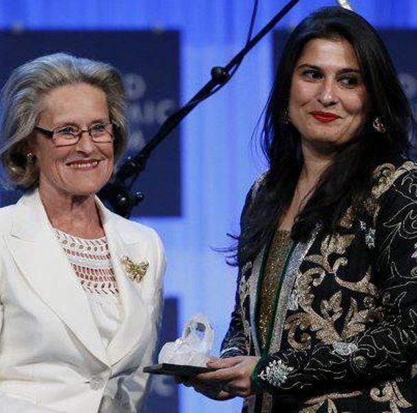 शरमीन ओबैद चिनॉय महारानी एलिजाबेथ द्वितीय से क्रिस्टल पुरस्कार प्राप्त करते हुए