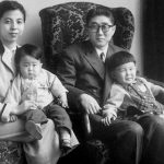 शिंजो आबे (अपनी मां की गोद में) अपने माता-पिता और भाई हिरोनोबु के साथ