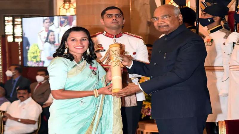 राष्ट्रपति राम नाथ कोविंद से पद्म श्री पुरस्कार प्राप्त करती रानी रामपाल