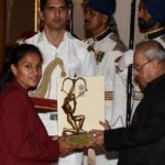 अर्जुन पुरस्कार प्राप्त करती रानी रामपाल