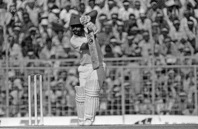 1982 में इंग्लैंड के खिलाफ चेपॉक मद्रास में अपनी एकदिवसीय पारी के दौरान शॉट खेलते हुए विशी
