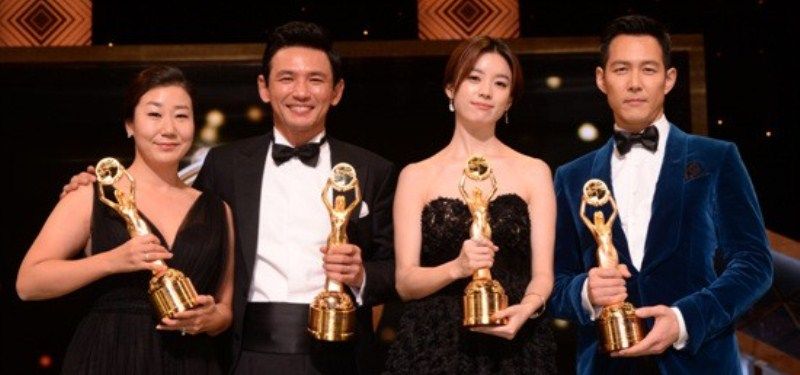ली जंग-जे ने अपना ब्लू ड्रैगन फिल्म पुरस्कार धारण किया
