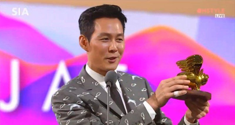 स्टाइल आइकन अवार्ड में अपने पुरस्कार स्वीकृति भाषण के दौरान ली जंग-जे