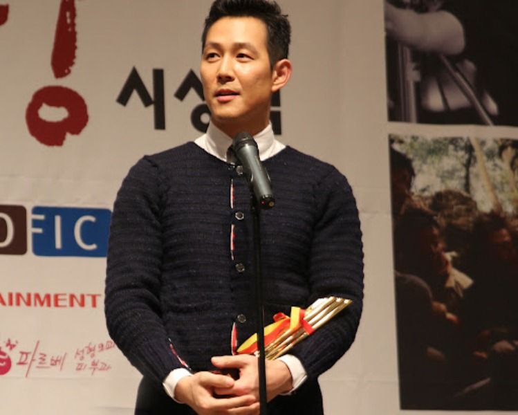 ली जंग-जे कोरियन एसोसिएशन ऑफ फिल्म क्रिटिक्स अवार्ड्स में अपना स्वीकृति भाषण देते हुए