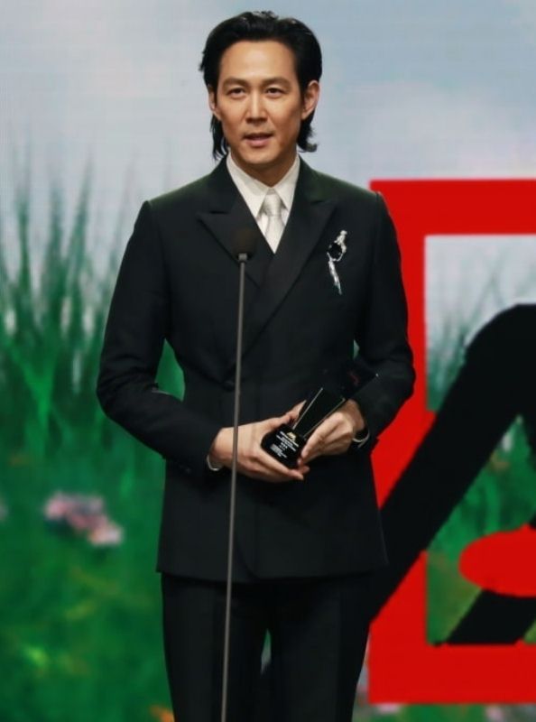 ली जंग-जे एशिया आर्टिस्ट अवार्ड्स में अपने पुरस्कार स्वीकृति भाषण के दौरान