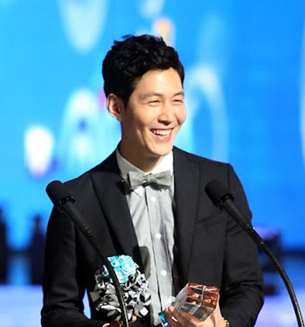 ली जंग-जे एमनेट 20 के च्वाइस अवार्ड्स में अपने पुरस्कार स्वीकृति भाषण के दौरान
