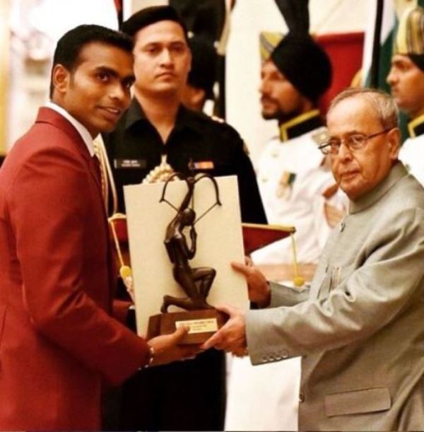 पीआर श्रीजेश भारत के राष्ट्रपति, श्री प्रणब कुमार मुखर्जी से प्रतिष्ठित अर्जुन पुरस्कार प्राप्त करते हैं