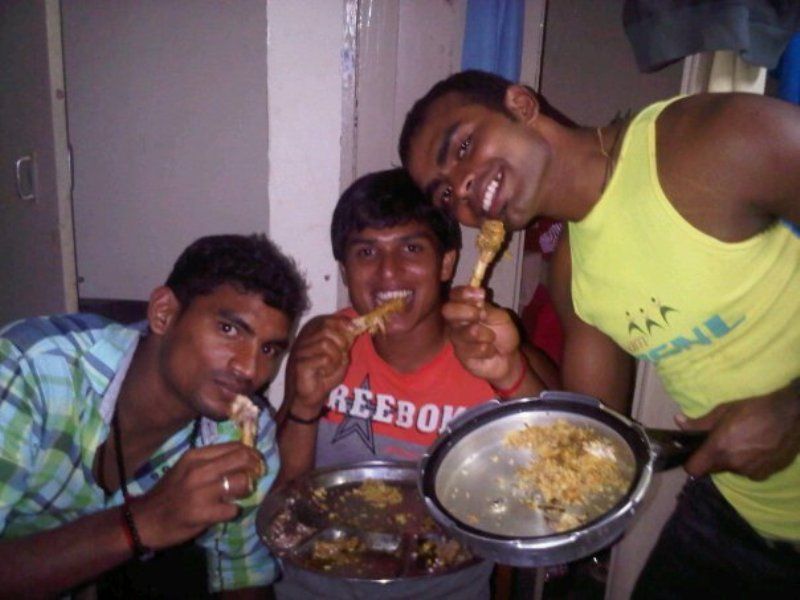 पीआर श्रीजेश अपने दोस्तों के साथ नॉन वेज खाना खा रहे हैं