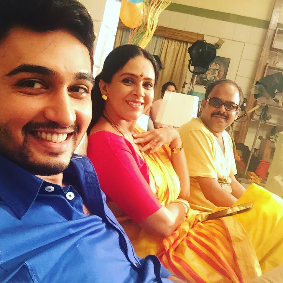 1652879932 530 Vikas Patil हाइट उम्र गर्लफ्रेंड पत्नी परिवार Biography Hindi विकास पति अपने माता-पिता के साथ