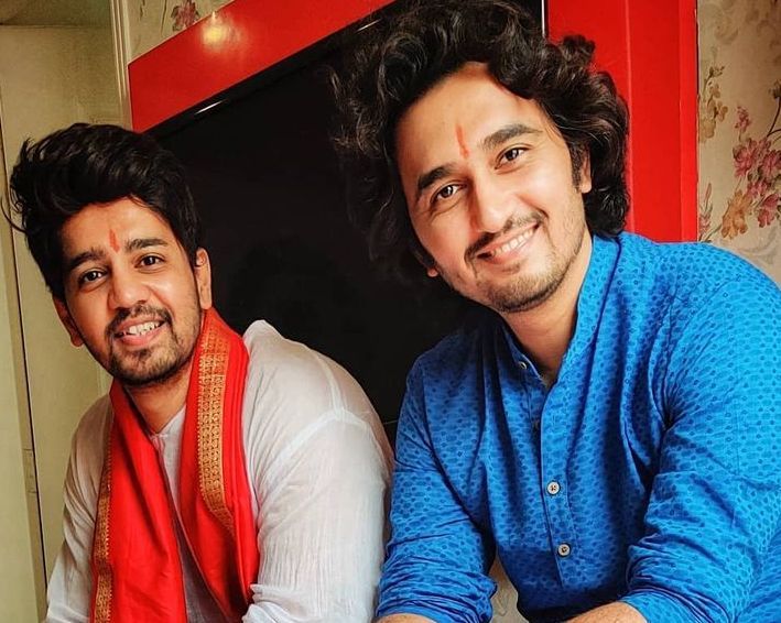 1652879941 932 Vikas Patil हाइट उम्र गर्लफ्रेंड पत्नी परिवार Biography Hindi विकास पाटिल अपने भाई के साथ