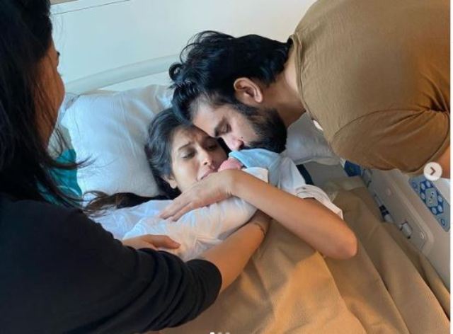 1652880267 814 Charu Asopa उम्र बॉयफ्रेंड पति बच्चे परिवार Biography Hindi चारु असोपा अपने बच्चे को ले जा रही हैं