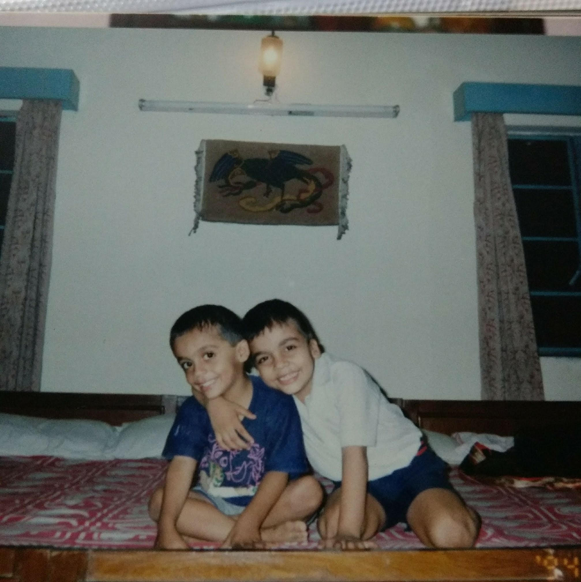 बचपन में आतिश माथुर अपने भाई के साथ