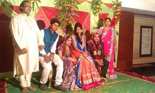 एक शादी में रिद्धि गुप्ता अपने माता-पिता और भाई के साथ