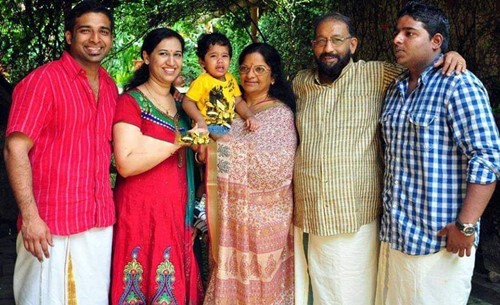 नेदुमुदी वेणु अपने परिवार के साथ