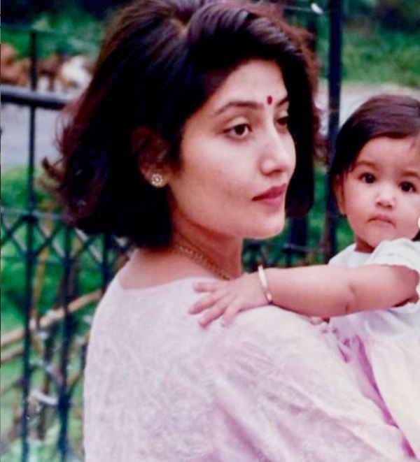 अपनी माँ के साथ श्री सैनी की बचपन की एक तस्वीर।