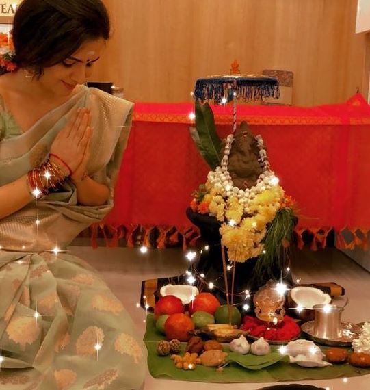 दिव्यदर्शिनी भगवान गणेश से प्रार्थना कर रही है: