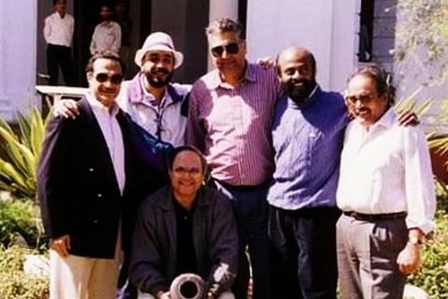 शिव नादर अपने दोस्तों और HCL . के सह-संस्थापकों के साथ