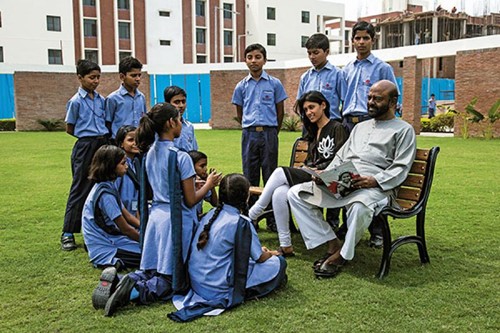 शिव नादर अपनी बेटी और छात्रों के साथ उत्तर प्रदेश के एक विद्याज्ञान स्कूल में