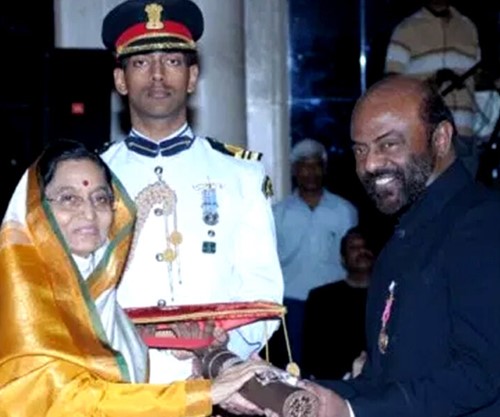 शिव नादर भारत की तत्कालीन राष्ट्रपति प्रतिभा पाटिल से पद्म भूषण प्राप्त करते हुए