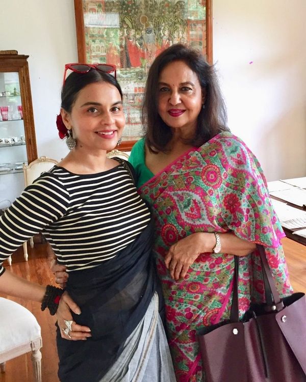 अस्मिता मारवा अपनी मां के साथ