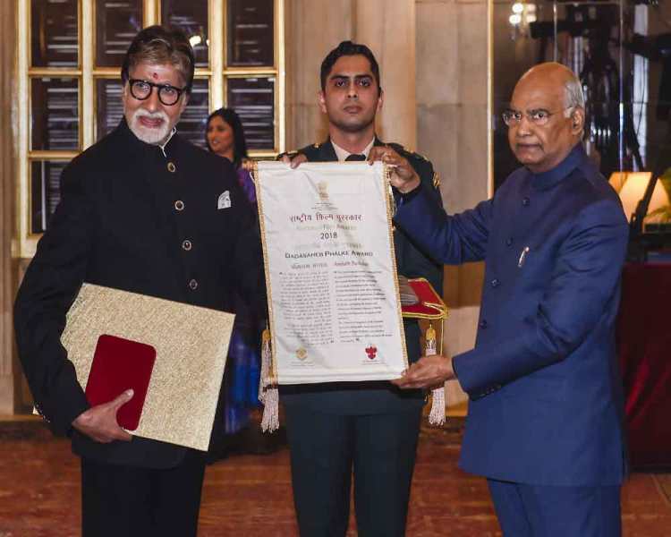 प्रतिष्ठित दादा साहब फाल्के पुरस्कार प्राप्त करते अमिताभ बच्चन