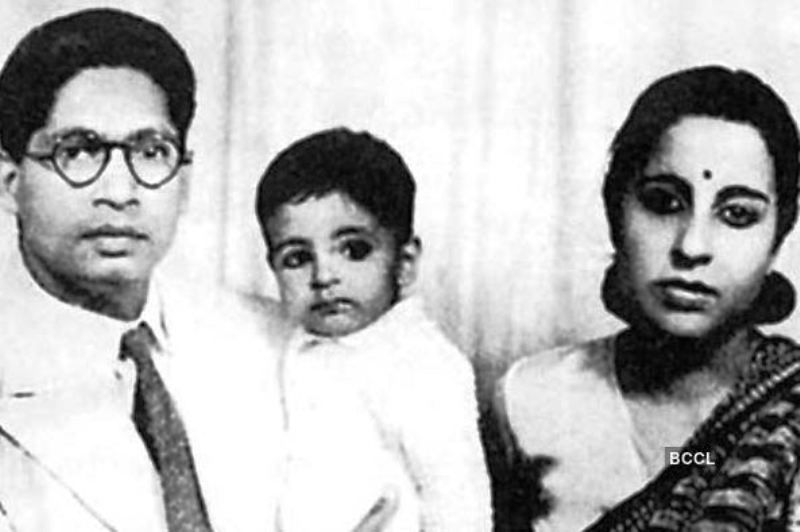 अपने माता-पिता के साथ बेबी अमिताभ बच्चन