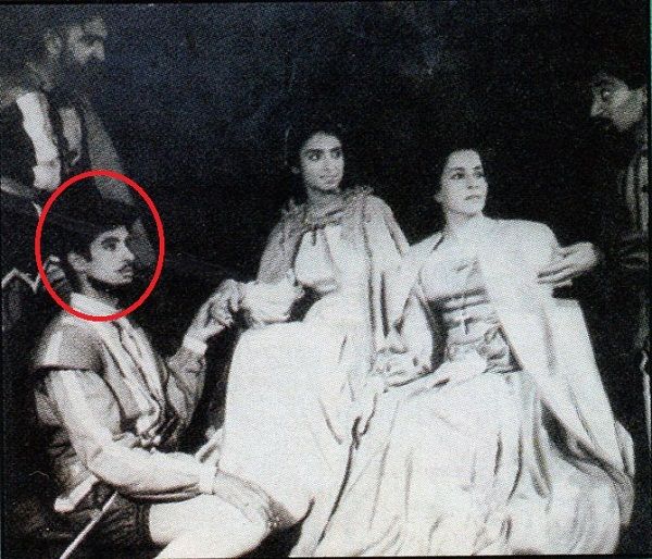 विश्वविद्यालय के दिनों में अमिताभ बच्चन अभिनीत एक नाटक की एक छवि।