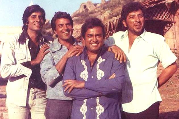 शोले के सेट पर अमिताभ बच्चन, धर्मेंद्र, संजीव कुमार, अमजद खान