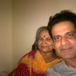 मनोज बाजपेयी अपनी मां के साथ