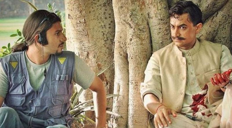 फिल्म रंग दे बसंती के एक दृश्य में आमिर खान (दाएं) आजाद के रूप में