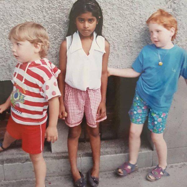 प्रिया रागु की बचपन की तस्वीर (बीच में)