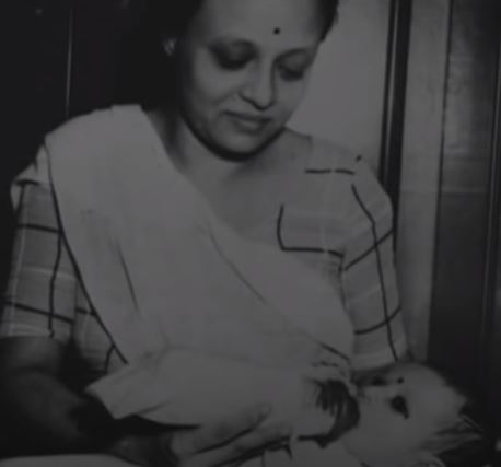 La esposa de Vinoo Mankad con su hijo mayor Ashok Mankad