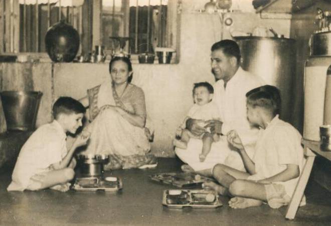Vinoo Mankad con su familia