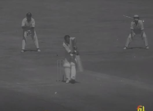 घरेलू सरजमीं पर ऑस्ट्रेलिया के खिलाफ सलामी बल्लेबाज के तौर पर बल्लेबाजी करते हुए वीनू मांकड़