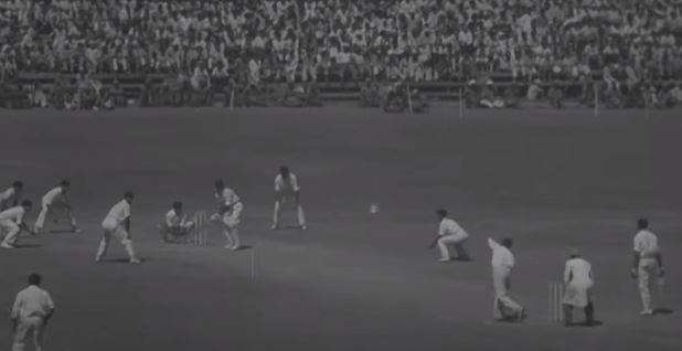 मैच के दौरान मांकड़ की गेंदबाजी