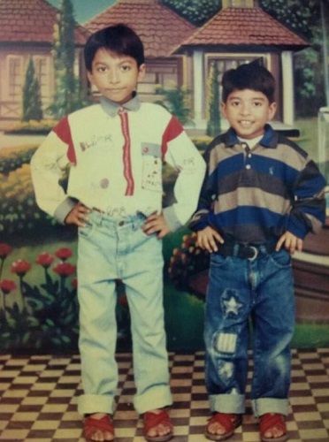 अभिषेक मोहता की बचपन की फोटो उनके भाई के साथ
