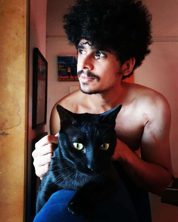 इमाद शाह अपनी पालतू बिल्ली के साथ