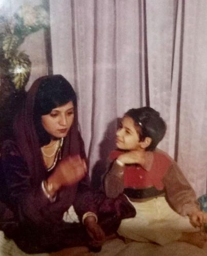 मां के साथ तानिया की बचपन की फोटो।