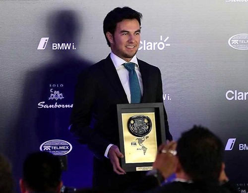 FIA . द्वारा सर्जियो पेरेज़ 2016 के सर्वश्रेष्ठ लैटिन अमेरिकी ड्राइवर का पुरस्कार प्राप्त करते हुए