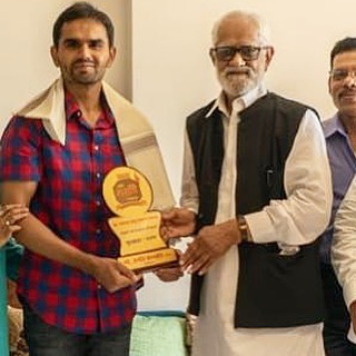 जमादार बापू लक्ष्मण लमखड़े पुरस्कार प्राप्त करते समीर वानखेड़े