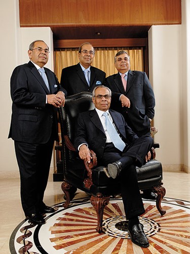 गोपीचंद हिंदुजा, प्रकाश हिंदुजा, अशोक हिंदुजा, श्रीचंद हिंदुजा (कुर्सी पर)