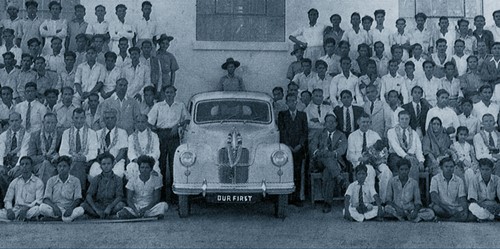 अशोक लीलैंड के साथ सौदे के बाद हिंदुजा बंधुओं (कार के पास खड़े) की पुरानी तस्वीर