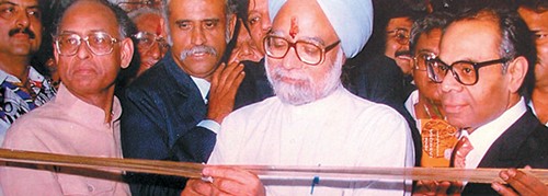 1994 में तत्कालीन वित्त मंत्री मनमोहन सिंह के साथ इंडसइंड बैंक के उद्घाटन के अवसर पर एसपी हिंदुजा (दाएं)