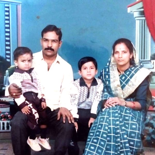 विशाल निकम की बचपन की फोटो उनके परिवार के साथ।