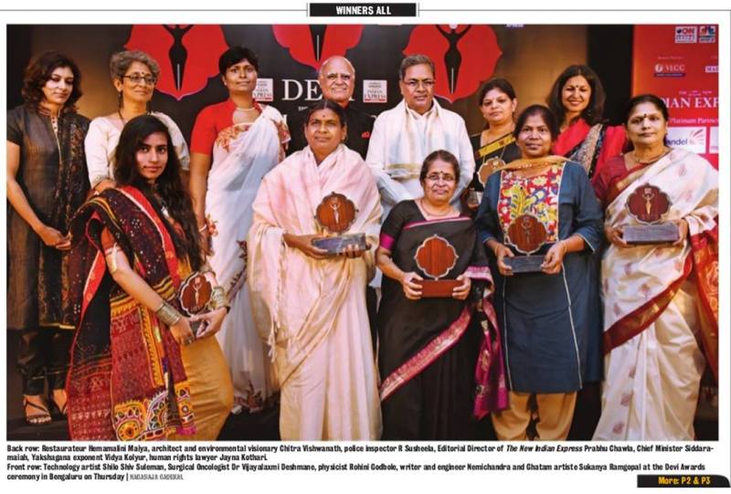 द न्यू इंडिया एक्सप्रेस देवी अवार्ड (2015) के साथ पोज़ देते शीलो शिव सुलेमान