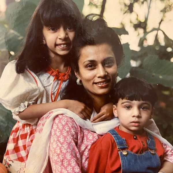 अपने भाई और मां के साथ शीलो शिव सुलेमान की बचपन की तस्वीर